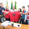 Integrantes do Piquete Estância da Tradição presenteiam o Prefeito Daniel